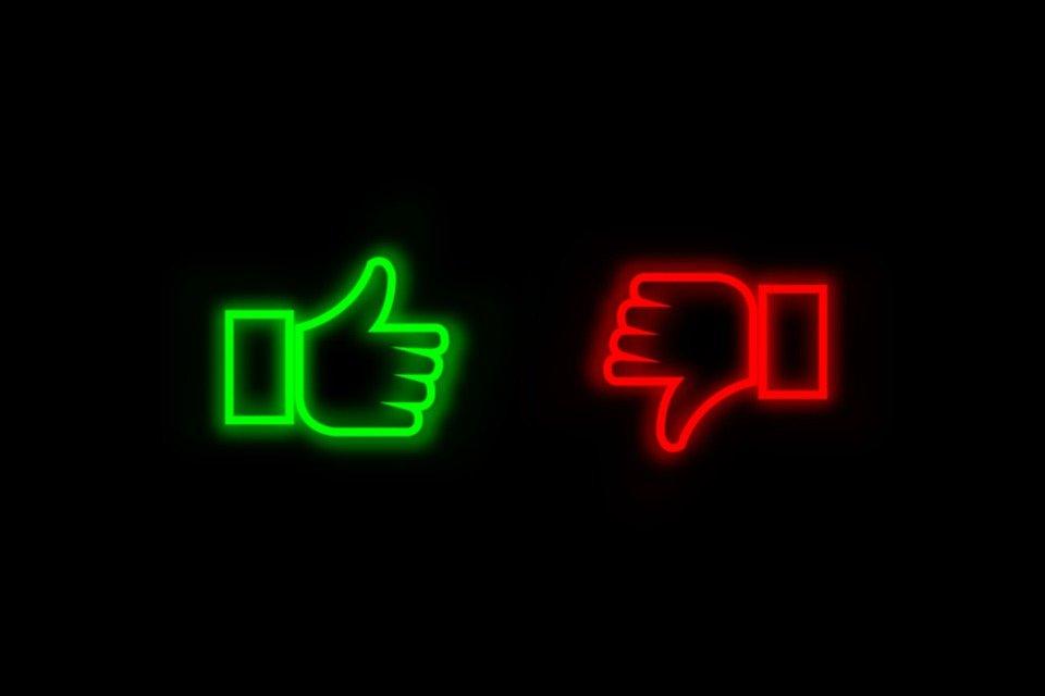 Neon green thumbs up and red thumbs down for Depop pros and cons